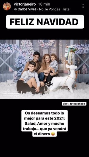 Víctor Janeiro y Beatriz Trapote, posado navideño junto a sus hijos