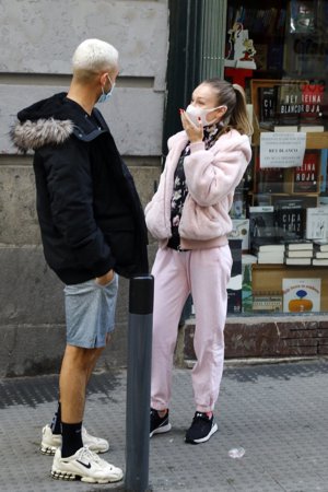 La sensual actriz, con un cómodo chándal rosa