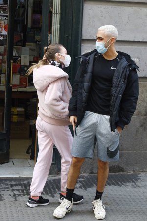 Alejandro Speitzer desafió al frío de la capital con unas vermudas deportivas