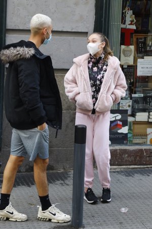 Ester Expósito y Alejandro Speitzer, cómodos y deportivos durante un paseo por la capital