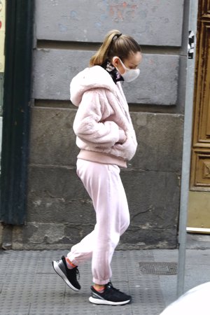 Ester presumió de cuerpo con un sencillo chándal rosa