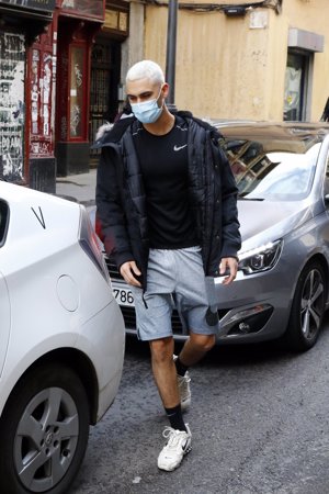 Alejandro Speitzer luce el pelo rubio platino en la actualidad