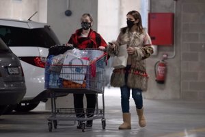 Paula salió del supermercado cargada de bolsas