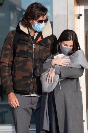 La pareja mira emocionada a su primer hijo, Darío