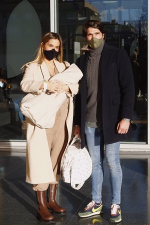 María Pombo y Pablo Castellano, con Martín a su salida del Hospital Quirón de Pozuelo de Alarcón