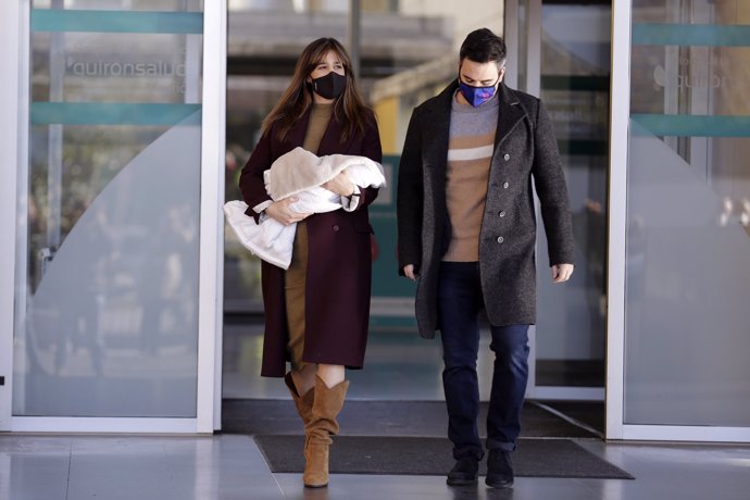 Isabel Jiménez y su marido, Álex Cruz, con Dani