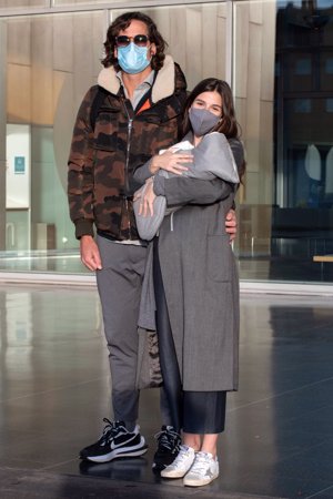 Sandra Gago y Feliciano López posando felices con su pequeño Darío a las puertas del Hospital Quirón de Pozuelo