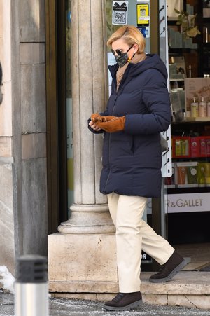 María Zurita, muy abrigada por el centro de la capital