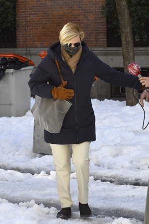 María Zurita, con cautela para no resbalarse por la nieve