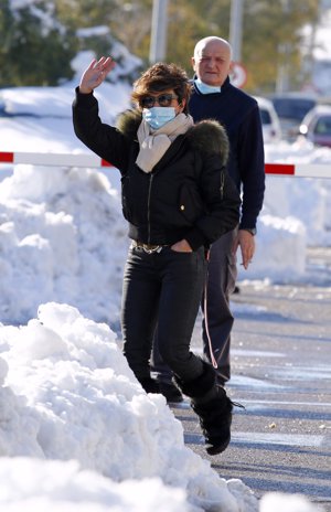 Sonsoles saludó sonriente a la prensa mientras caminaba entre la nieve