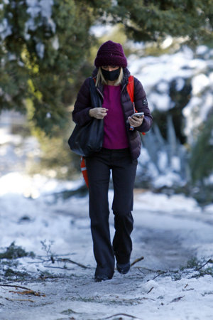 La presentadora, cual montañera tras salir de Antena 3