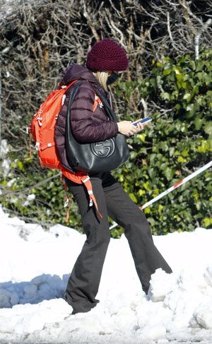La presentadora caminó con precaución por la nieve