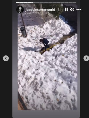 El bailarín se encargó, pala en mano, de limpiar la puerta de su casa