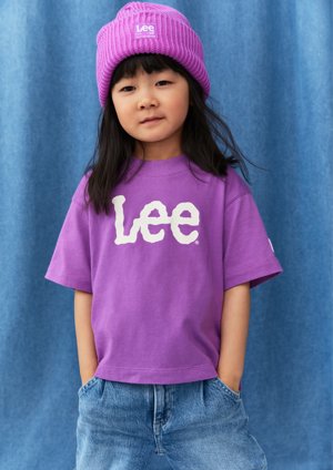 Nos encanta la camiseta de niña en color morado a juego con el gorro, de Lee para H&M