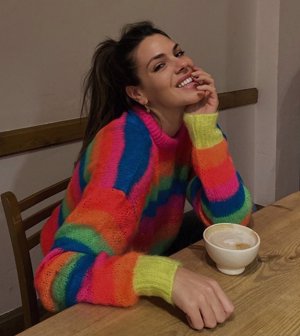 Laura Matamoros, con un colorido jersey