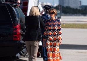 Melania Trump, del luto riguroso a un look de lo más colorido al llegar a Florida