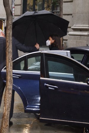 La monarca pugnó con su paraguas para que no saliese volando