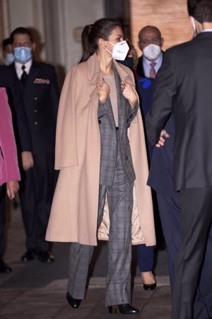 La Reina Letizia, con su favorecedor traje oversize de Hugo Boss