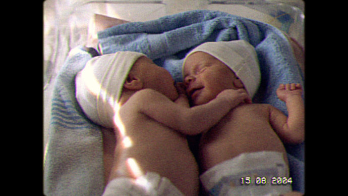 Fotograma del documental "Twins"