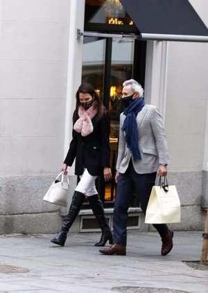 La modelo disfrutó de una jornada de compras con un amigo