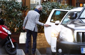 Muy caballeroso, su acompañante le  abrió la puerta del taxi