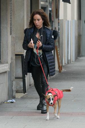 La periodista, sin mascarilla por la calle