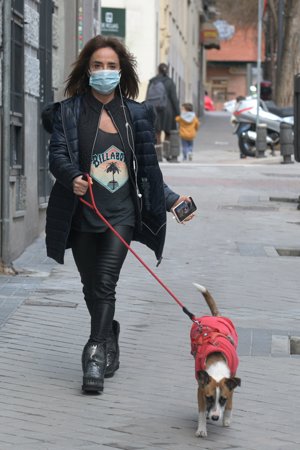 La presentadrora, con su perro Beige