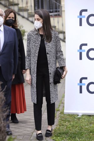 La Reina ha recuperado de su armario su abrigo jaspeado de Nina Ricci