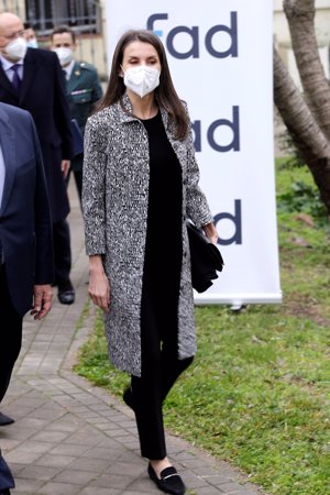 Doña Letizia, con un look working tan sobrio como cómodo