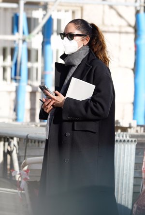 Eugenia presumió de estilo con maxi abrigo de paño y una bufanda en color gris