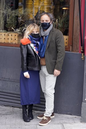 Narcís y Eugenia posan abrazados para la prensa