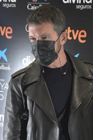 Antonio Banderas, con mascarilla y cazadora de cuero