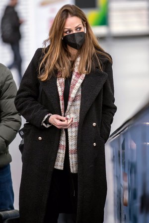 Eva González, elegante y sofisticada en su viaje a la capital