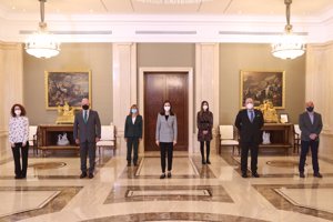 La Reina Letizia, con una representacón de la Asociación Salud Mental