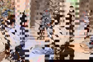 Doña Letizia ha estrenado una chaqueta gris de Carolina Herrera