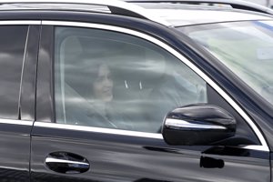 La presentadora, con muy buen aspecto, abandona el hospital