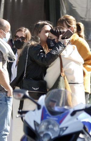 Tana vive una historia de amor con un joven llamado Mateo Cáceres