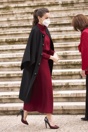 La Reina ha estrenado un vestido burdeos de Massimo Dutti