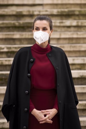 La Reina, muy favorecida con su vestido de estreno