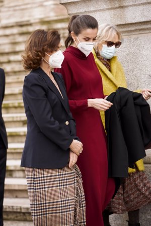 La Reina se ha quitado la capa para que pudiésemos ver su vestido