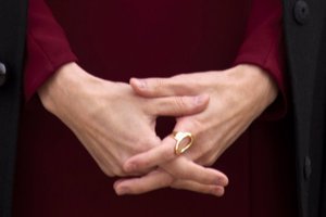 La Reina ha vuelto a lucir su anillo favorito de Karen Hallam