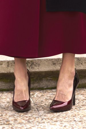 La Reina, con zapatos de charol de Lodi