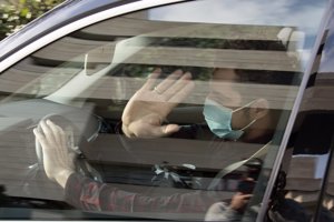 El cantante saludó amable a la prensa