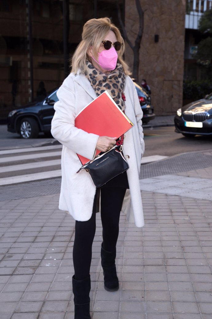 Lydia ha llegado al hospital visiblemente nerviosa