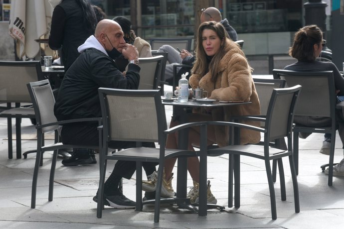 Kiko y Marta desayunando en una terraza