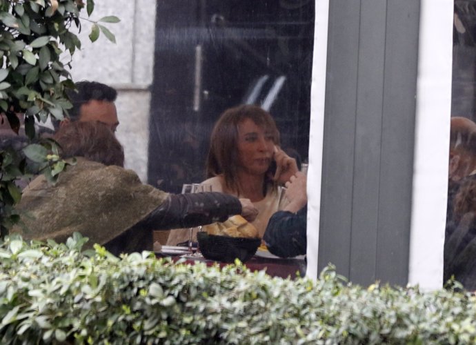 María, pendiente de su teléfono durante la comida
