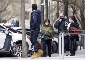 María, con su hijo, su marido y otros familiares