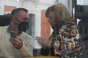 María Teresa Campos se planta en la Puerta de Sol con Isabel Díaz Ayuso y su 'Campos Móvil'