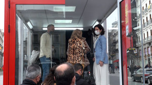 María Teresa Campos se planta en la Puerta de Sol con Isabel Díaz Ayuso y su 'Campos Móvil'