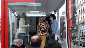 María Teresa Campos se planta en la Puerta de Sol con Isabel Díaz Ayuso y su 'Campos Móvil'